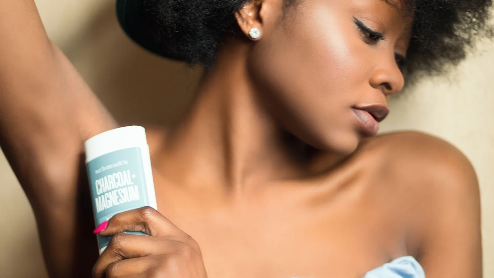 Koltuk altına stick deodorant süren kadın