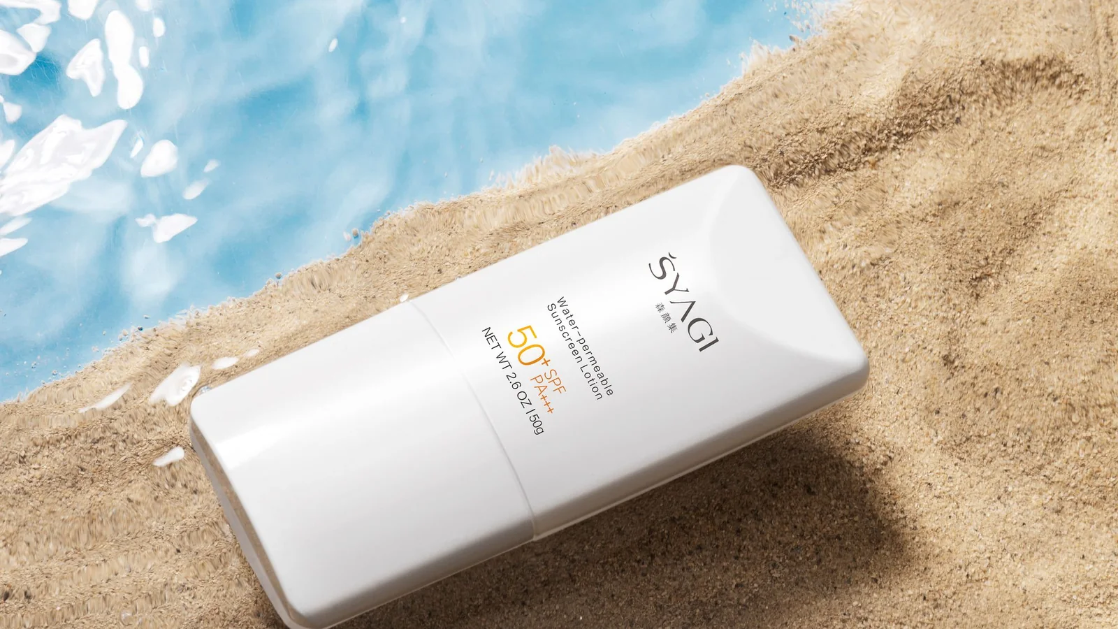 Deniz kenarında kumun üzerinde SPF 50 güneş kremi tüpü