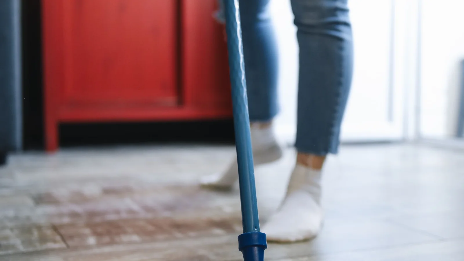 Ev zeminini paspasla silen kişi