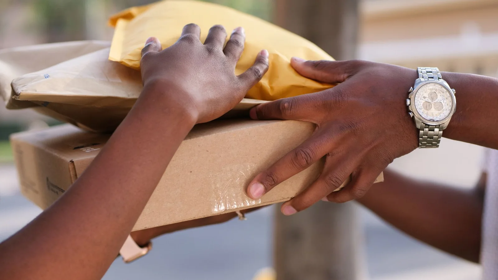 Kargo paketlerini elden ele teslim eden eller